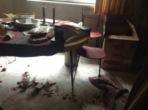 La salon encombré de l'appartement lors du débarras